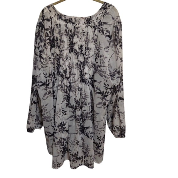 Elegant Floral Women's Blouse - Gray and White - Picture 8 of 8